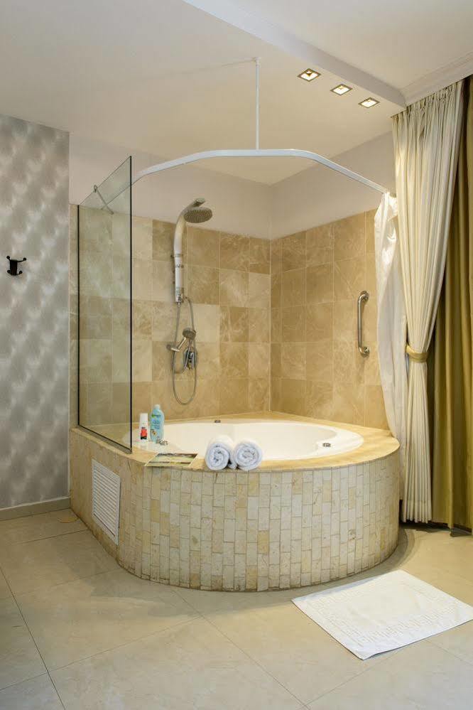 Royalty Aparthotel 4*